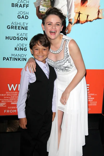 Durchbohren gagnon und joey king — Stockfoto