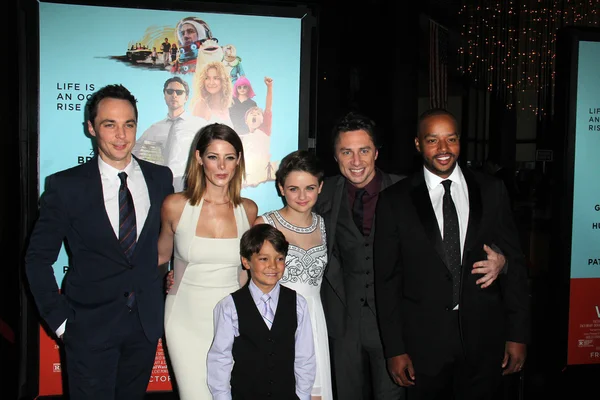 Jim parsons, ashley greene, genomborra gagnon, joey king, zach braff och donald faison — Stockfoto