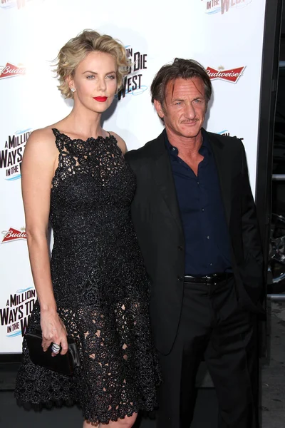 Charlize Theron and Sean Penn — Stock Photo, Image