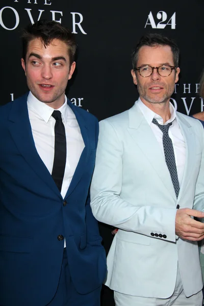 Robert Pattinson and Guy Pearce — Stock Photo, Image