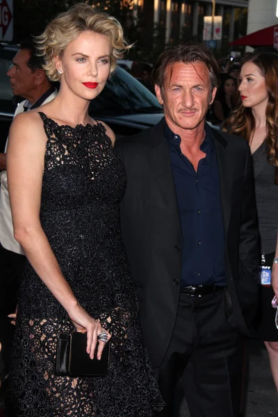 Charlize Theron and Sean Penn — Stock Photo, Image