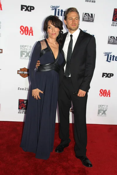 Katey Sagal, Charlie Hunnam — Stock Photo, Image