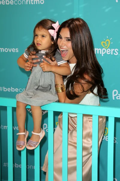 Roselyn sanchez och dotter sebella — Stockfoto