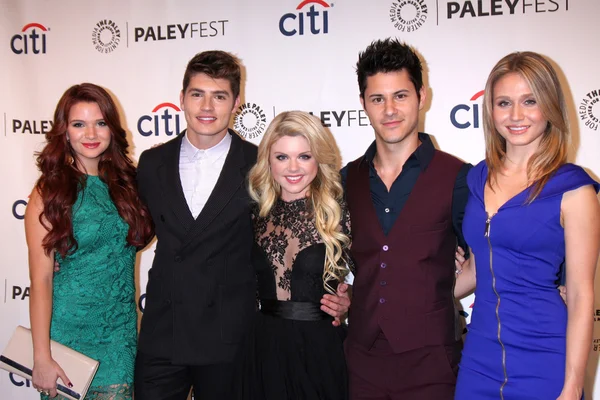 Katie stevens, gregg sulkin, młody de bailey, michael j. willett i rita volk — Zdjęcie stockowe