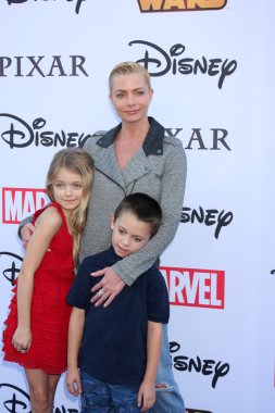 Kylie rogers, jaime pressly ve dezi calvo