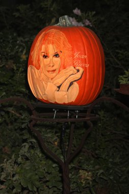 Joan Rivers üzerinde kabak oyma