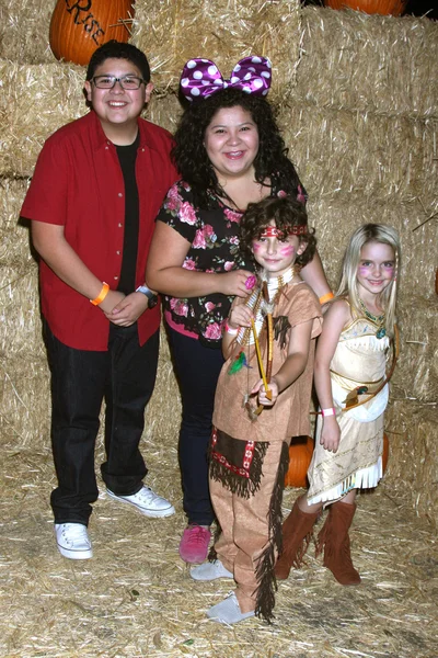 Rico Rodriguez, Mckenna łaski, Raini Rodriguez i sie Maturo — Zdjęcie stockowe