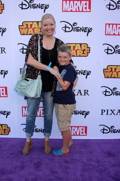 Melissa Peterman y Riley David Brad — Foto de Stock