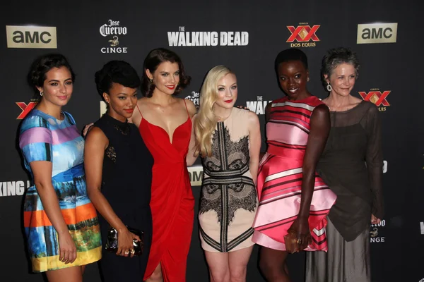 Alanna Masterson, Sonequa Martin-Green, Lauren Cohan, Emily Kinney, Danai Gurira y Melissa McBride — Foto de Stock