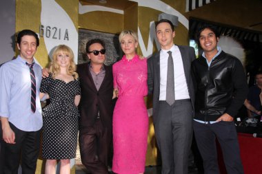 Simon Helberg, Melissa Rausch, Johnny Galecki, Kaley Cuoco, Jim Parsons ve Recep Nayyar