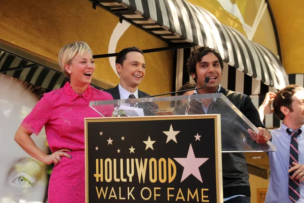 Kaley Cuoco, Jim Parsons en Kunal Nayyar — Stockfoto