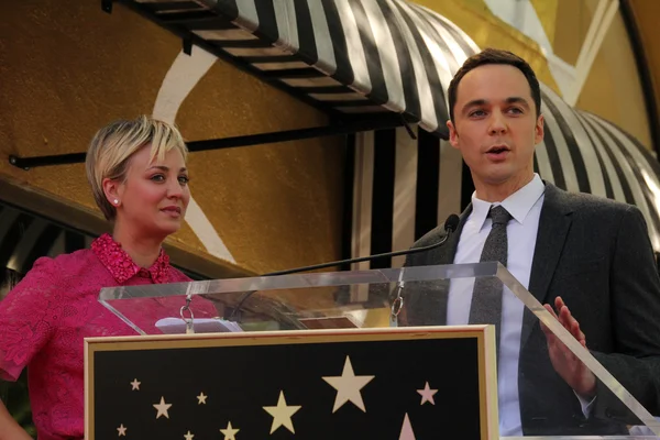 Jim Parsons and Kaley Cuoco — Stock Photo, Image
