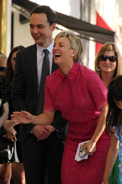 Jim Parsons and Kaley Cuoco — Stock Photo, Image