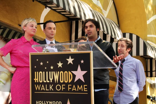 Kaley Cuoco, Jim Parsons ja Kunal Nayyar — kuvapankkivalokuva