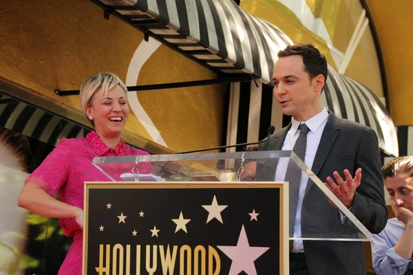 Jim Parsons y Kaley Cuoco —  Fotos de Stock