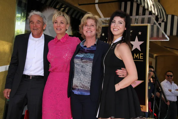 Kaley Cuoco con los padres y la hermana — Foto de Stock