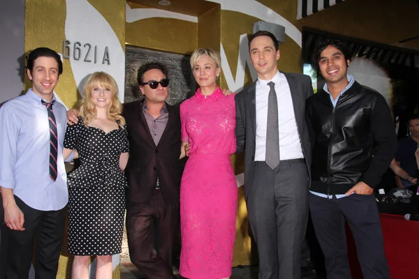 Simon Helberg, Melissa Rausch, Johnny Galecki, Kaley Cuoco, Jim Parsons a Kunal Nayyar — Stock fotografie