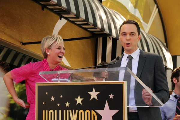 Jim Parsons and Kaley Cuoco — Stock Photo, Image