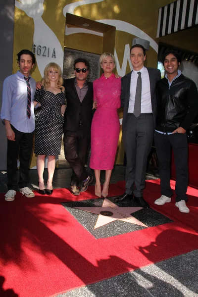 Simon helberg, melissa rausch, johnny galecki, kaley cuoco, jim parsons und kunal nayyar — Stockfoto