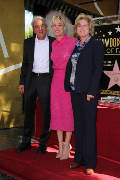 Kaley Cuoco and parents — Stock Photo, Image