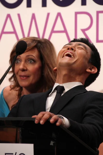 Allison Janney i John Cho — Zdjęcie stockowe