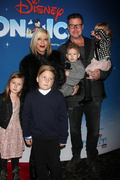 Tori Spelling e Dean McDermott con bambini — Foto Stock