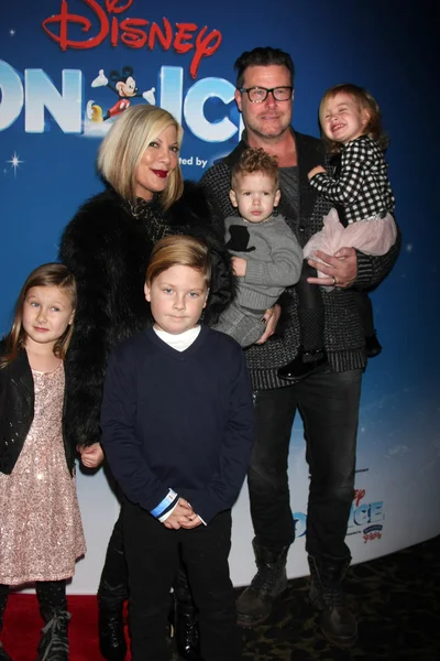 Tori Spelling and Dean McDermott with children — Stock Photo, Image