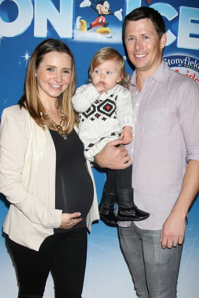 Beverley Mitchell i Michael Cameron z synem — Zdjęcie stockowe