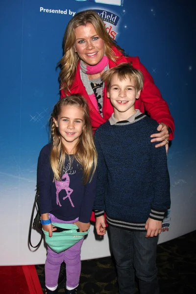 Alison Sweeney met kinderen — Stockfoto