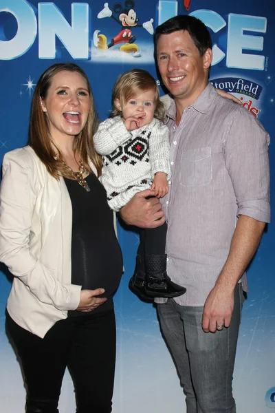 Beverley Mitchell e Michael Cameron con il figlio — Foto Stock