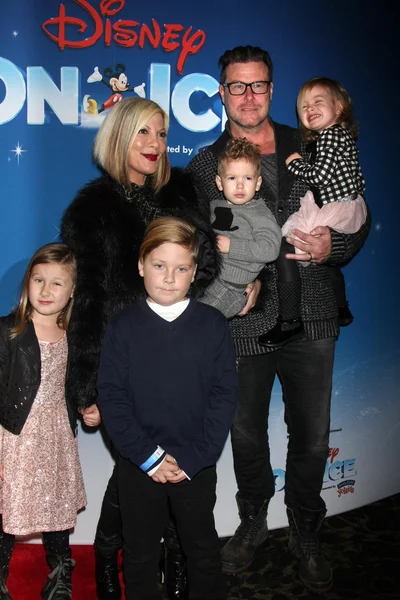 Tori Spelling och Dean Mcdermott med barn — Stockfoto