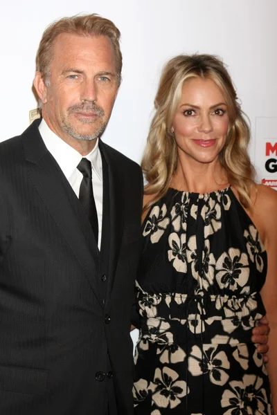 Kevin Costner, Christine Baumgartner — Foto de Stock