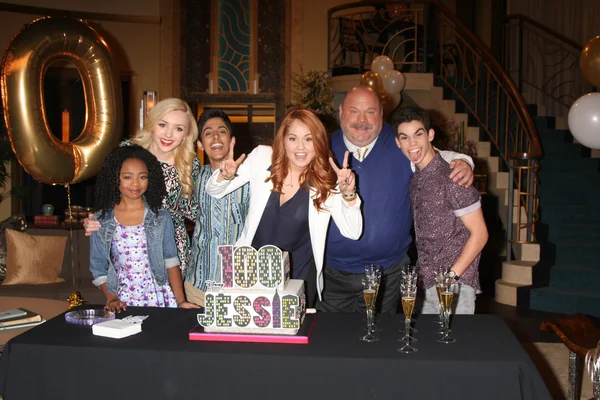 Skai Jackson, Peyton listy, Karan Brar, Debby Ryan, Kevin Chamberlin, Cameron Boyce — Zdjęcie stockowe