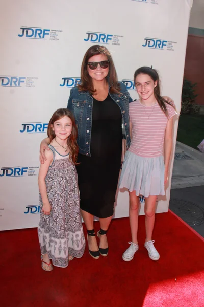 Tiffany Amber Thiessen y sus amigas hijas — Foto de Stock