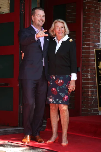 Chris O'Donnell with mother Julie Ann Rohs von Brecht — Stock Photo, Image