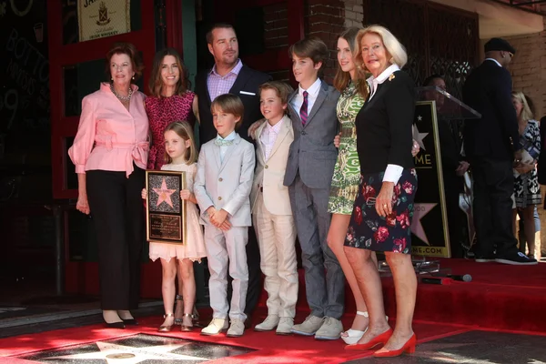 Chris o 'donnell mit Familie — Stockfoto