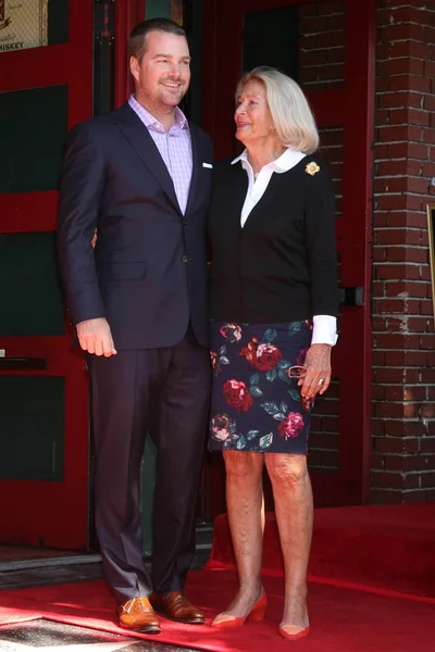 Chris O'Donnell with mother Julie Ann Rohs von Brecht — Stock Photo, Image