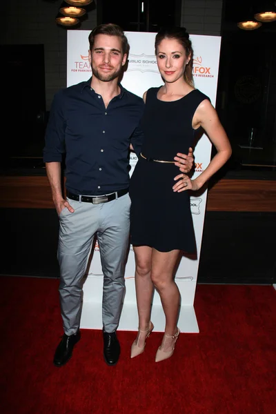 Dustin Milligan, Amanda Crew —  Fotos de Stock