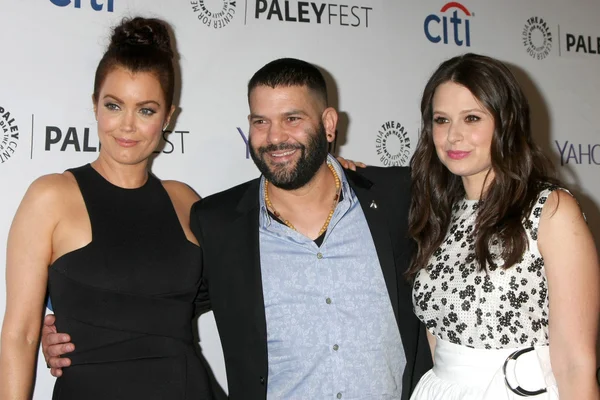 Bellamy Young, Guillermo Diaz, Katie Lowes — Foto Stock
