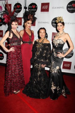 Eugenia Kuzmina, Courtney Sixx, dava Wong, Blanco Blanco