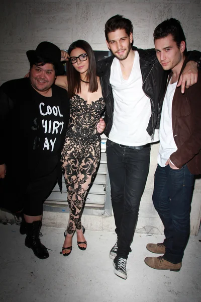 Harvey Guillen, Victoria Justice, Casey Jon Deidrick, John Garet Stoker — Stock Photo, Image