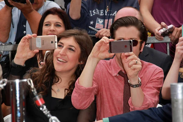 Mayim Bialik, Simon Helberg — Zdjęcie stockowe