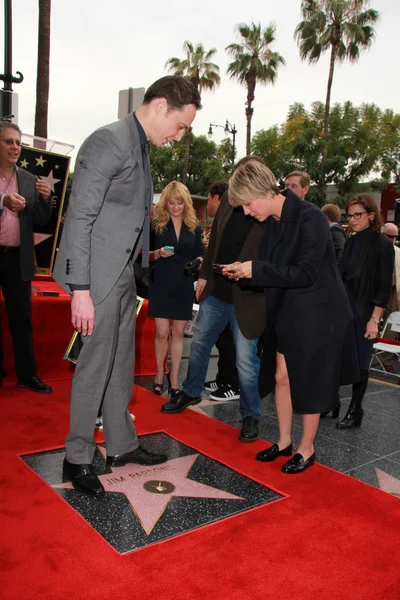 Jim Parsons, Kaley Cuoco-Sweeting — Stock Photo, Image