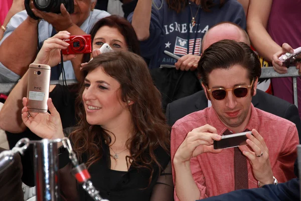 Mayim Bialik, Simon Helberg — Zdjęcie stockowe