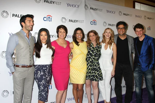 Jaime Camil, Andrea Navedo, Ivonne Coll, Gina Rodriguez, Yael Grobglas, Justin Baldoni, Brett Dier — Stock Photo, Image