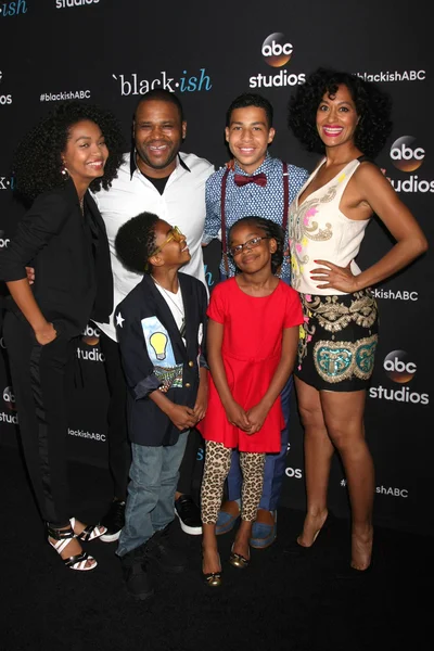 Yara Shahidi, Anthony Anderson, Miles Brown, Marcus Scribner, Marsai Martin, Tracee Ellis Ross — Stock Photo, Image