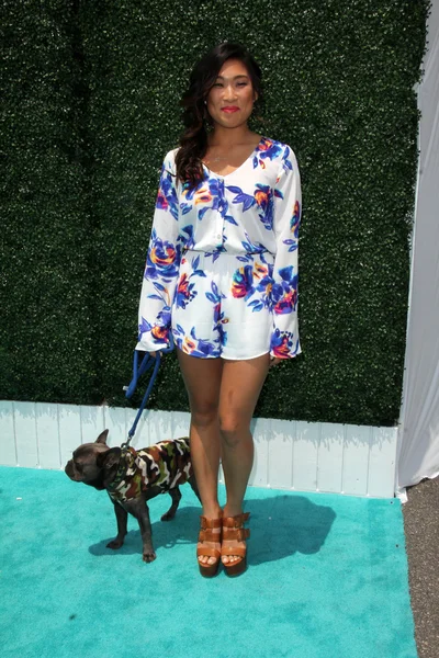 Jenna Ushkowitz y su perro — Foto de Stock