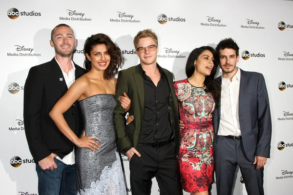 Jake Mclaughlin, Priyanka Chopra, Graham Rogers, Yasmine Al Massri, Tate Ellington — Zdjęcie stockowe