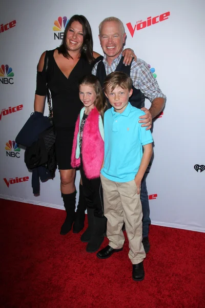 Neal McDonough, Ruve McDonough and kids — Stock Photo, Image