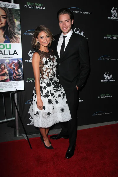 Dominic Sherwood, Sarah Hyland — Stock Photo, Image